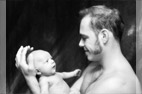 Schwarz-Weiss: Mann mit Baby auf dem Arm